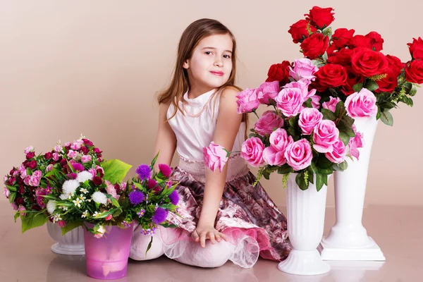 Little girl with nice spring roses — Stock Photo, Image