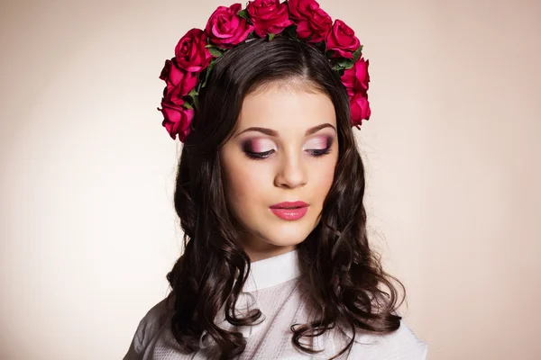 Bella ragazza adolescente con corona di rose rosse — Foto Stock