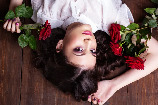 Söt tonåring tjej med fin makeup och röda rosor — Stockfoto