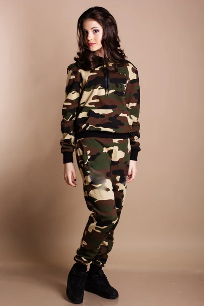 Junges Mädchen trägt Sportkleidung in Militärfarben — Stockfoto