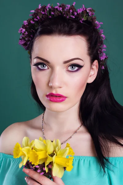 髪の花の花輪を持つ少女の肖像画 — ストック写真