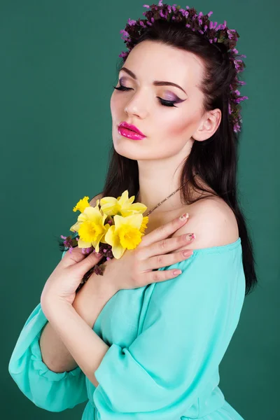 Modeporträt eines Mädchens mit lila Blütenkranz im Haar — Stockfoto