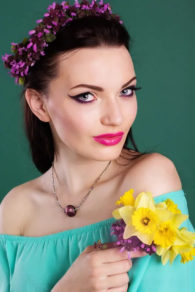Módní portrét dívky s purple květiny věnec do vlasů — Stock fotografie