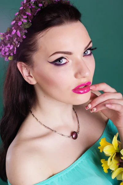 Bella ragazza con fiori viola corona di capelli — Foto Stock