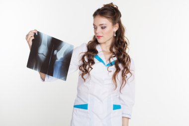genç bir kadın Doktor Röntgen resmi bakarak