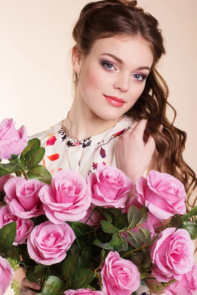 Pretty young girl with pink roses — Stock Photo, Image