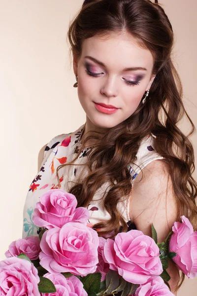 ピンクのバラとかなり若い女の子 — ストック写真