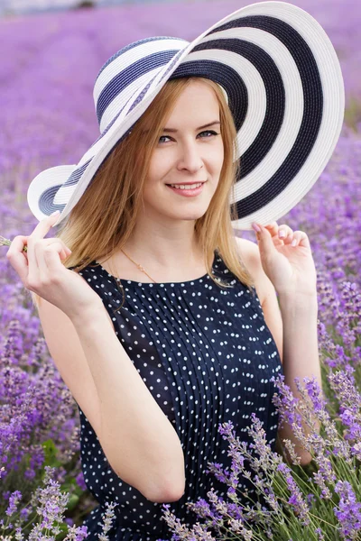 Adorable chica en el campo de lavanda, Provans —  Fotos de Stock