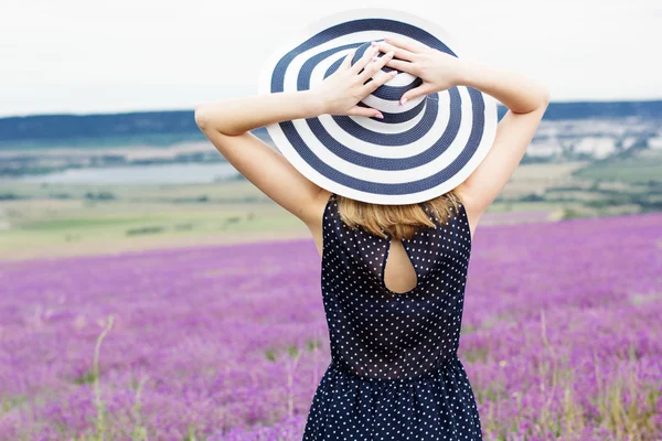 Visão traseira da menina está usando chapéu no campo de lavanda — Fotografia de Stock