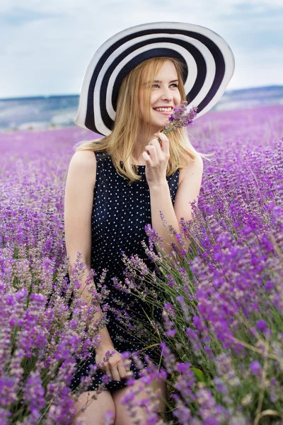 Blond tjej i lila lavendel fält — Stockfoto