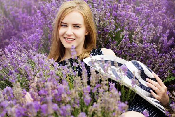 紫のラベンダー畑で金髪の 10 代の女の子 — ストック写真
