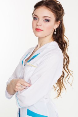 Genç ve güzel kadın doktor termometre ile