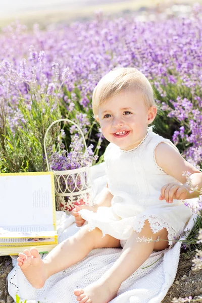 Mooi meisje kind in Lavendel veld — Stockfoto