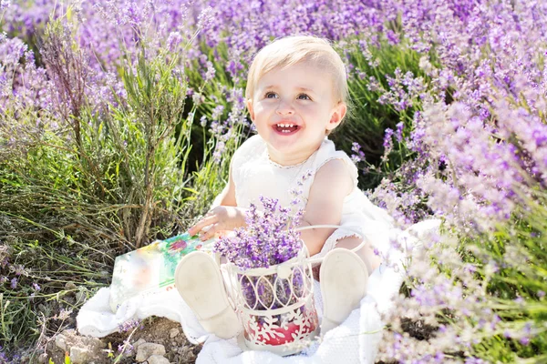 Schattig gelukkig kind op gebied van lavendel — Stockfoto