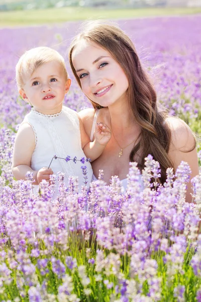 Moeder en dochter op gebied van lavendel — Stockfoto