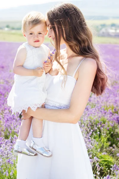 Matka i córka w pole kwiatów lawendy — Zdjęcie stockowe