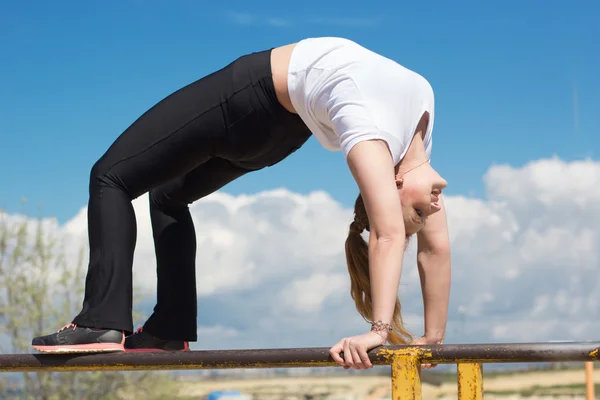 Turnerin macht Stretchübung — Stockfoto