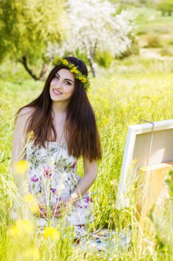 Ressam kadın resim açık havada oluşturmak