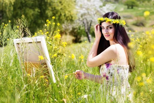 Målare kvinna är att skapa bild utomhus — Stockfoto