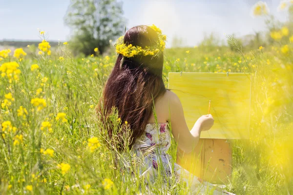 Malerin Frau schafft Bild im Freien — Stockfoto