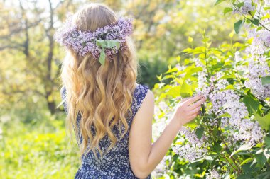 Yeşil park Lila çiçek çelenk ile kız