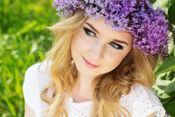 Hermosa chica con flores lila — Foto de Stock