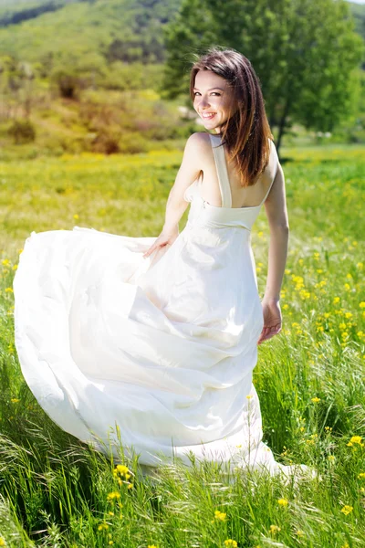 Hermosa novia en el campo amarillo —  Fotos de Stock