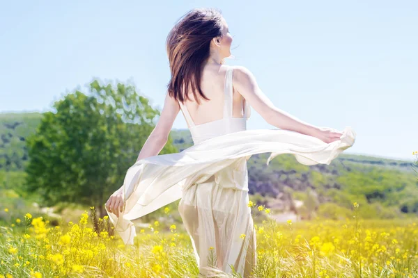 Belle jeune mariée dans le champ jaune — Photo