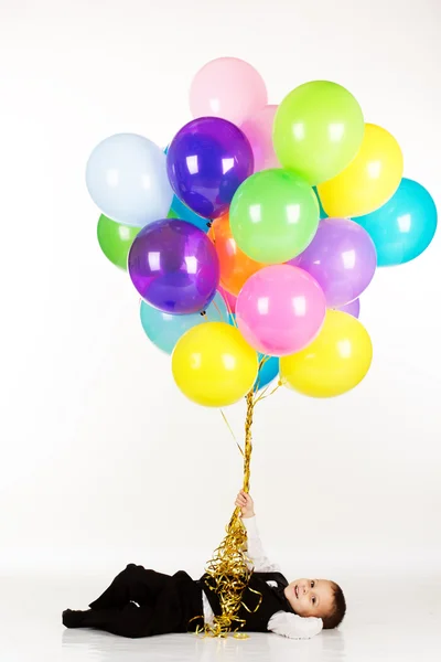 Kleine jongen bedrijf kleurrijke ballonnen — Stockfoto