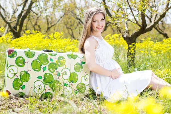 Glückliche schwangere Frau über die Natur — Stockfoto