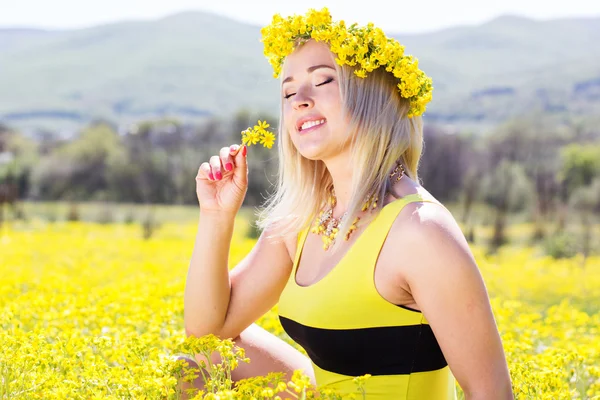 Jeune belle fille dans le champ jaune — Photo