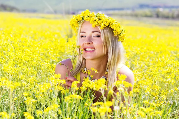Jeune belle fille dans le champ jaune — Photo