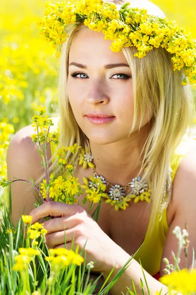 Jovem menina bonita no campo amarelo — Fotografia de Stock