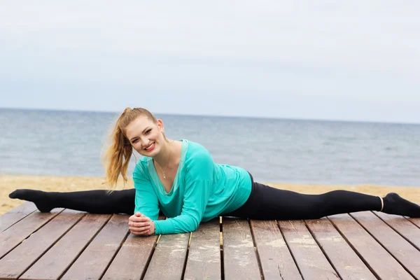 Kvinnan gör garn nära havet — Stockfoto