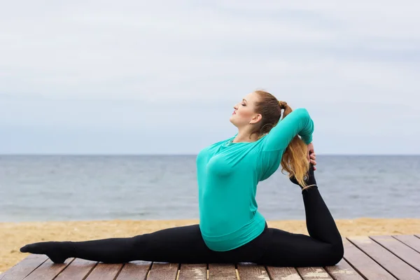 Mujer haciendo cordel cerca del mar — Foto de Stock