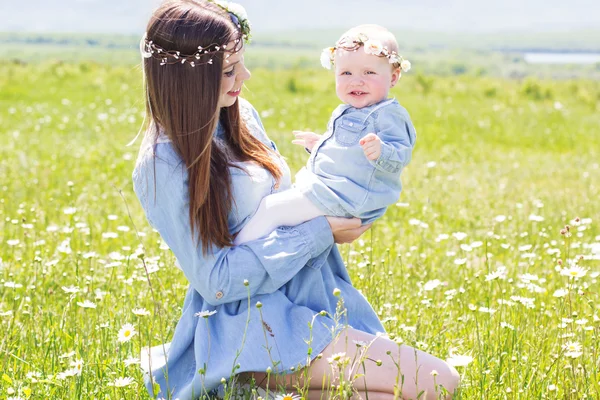 Mãe com filha no prado da camomila — Fotografia de Stock