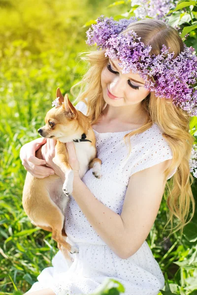 Teenager Mädchen hält ihren Hund — Stockfoto