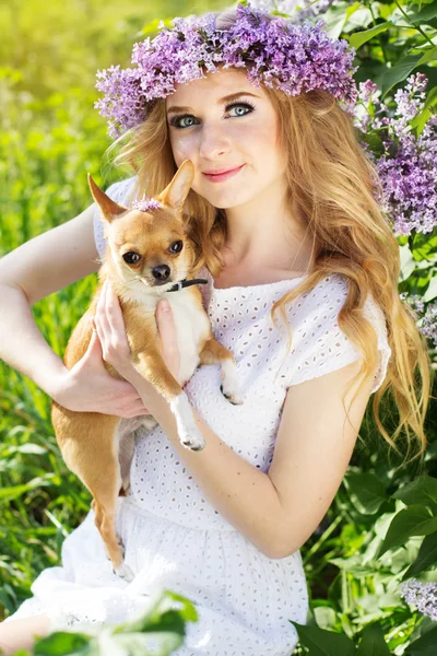 Adolescente chica está sosteniendo su pequeño perro — Foto de Stock