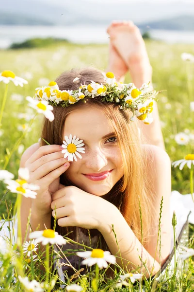 Mignon enfant fille avec couronne de camomilles — Photo