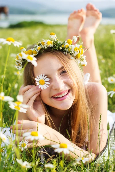 Schattig kind meisje met krans van chamomiles — Stockfoto