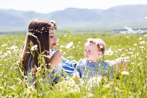 Mère avec petite fille sur la prairie de camomille — Photo