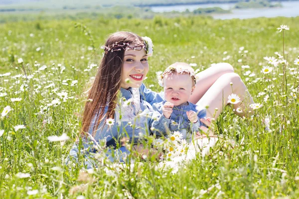 Mãe com filhinha no prado da camomila — Fotografia de Stock