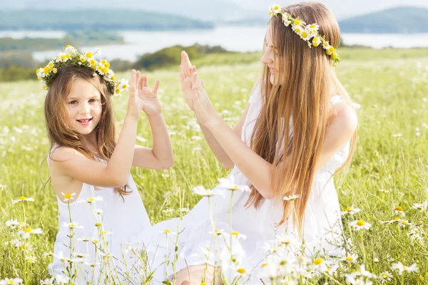 Two pretty sisters at field with mountains view — Stock Photo, Image