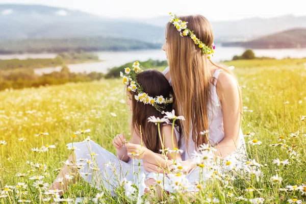 Dos hermanas en el campo con vista a las montañas Fotos de stock