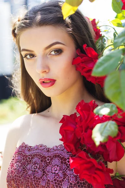 Retrato de chica de moda cerca de rosas rojas —  Fotos de Stock