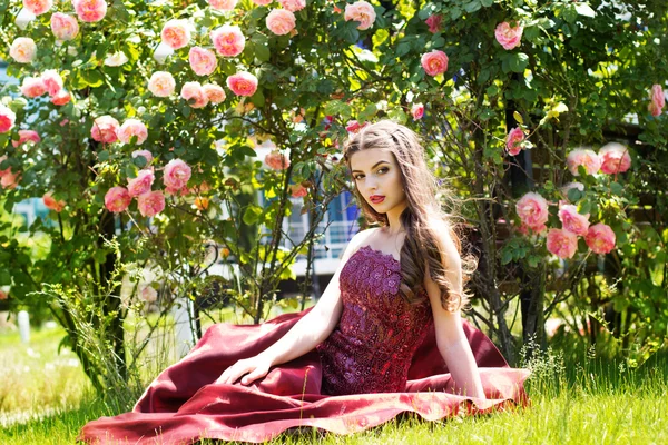 Retrato de chica de moda cerca de rosas rosadas — Foto de Stock