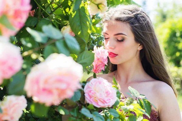 Closeup portrait of fashion girl near pink roses — Stock Photo, Image