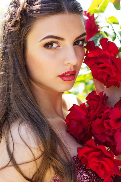 Ragazza con fiori di rose rosse — Foto Stock