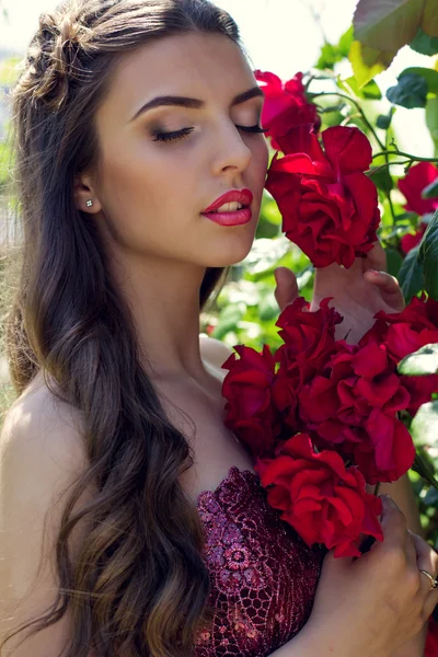 Ragazza con fiori di rose rosse — Foto Stock