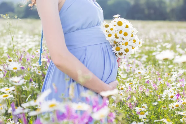 Fechar a barriga de mulher grávida — Fotografia de Stock